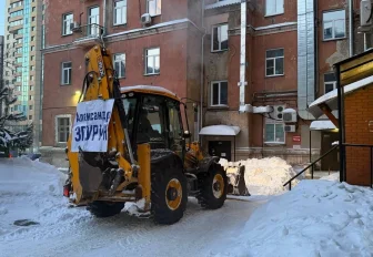 Депутаты помогают очищать дворы Новосибирска после рекордных снегопадов