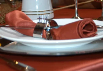 Девушки отказались оплатить счёт в ресторане из-за резиновой перчатки