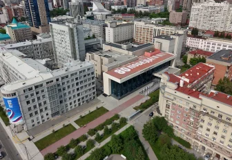Новосибирцев призывают решить судьбу надписи на крыше зала имени Каца