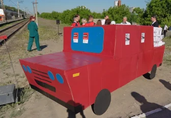Тепловоз смял картонный автомобиль в День переездов в Новосибирске