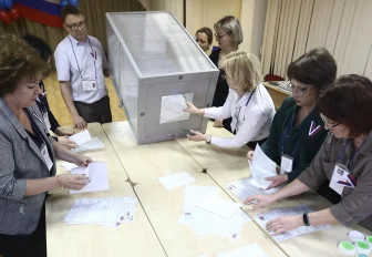 Что происходит за закрытыми дверьми избирательных участков: фоторепортаж