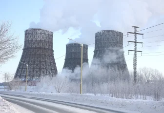 Огромную башню для золы монтируют рядом с ТЭЦ-5 в Новосибирске