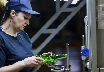 От осколков к бутылкам: как делают стекло в Новосибирске