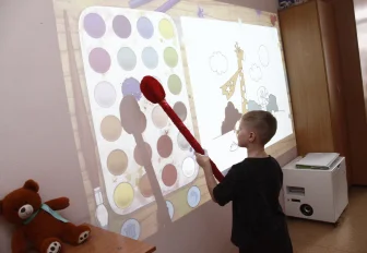 Интерактивное оборудование для реабилитации детей показал центр «Надежда»