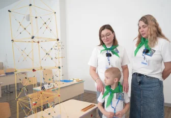 Башни из макарон строят малыши на конкурсе «ТехноУмик» в Новосибирске