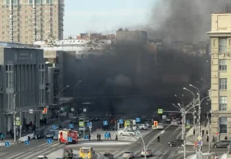 Чёрным дымом заволокло Красный проспект в Новосибирске: видео