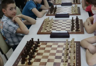 Школьники борются за победу на первенстве области по шахматам