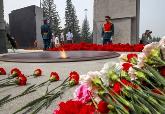 Алые гвоздики принесли новосибирцы к Вечному огню в День памяти и скорби