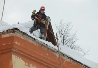 Войну сугробам на крышах объявили в Новосибирске после обрушения ТЦ