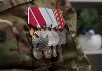 Участник СВО: «Товарищи пять километров несли меня на носилках»