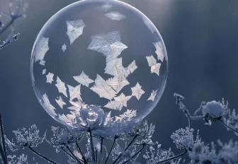 Новосибирский фотограф создаёт на морозе уникальные мыльные пузыри