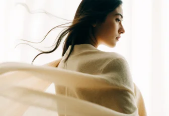 Перья и бахрома: новосибирский стилист раскрыла модные тенденции весны