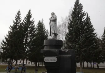 Постамент-броневик под памятником Ленину реконструируют в Новосибирске