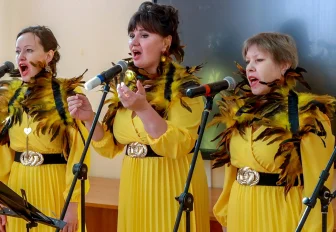 Хор из пяти женщин устроил душевный концерт для жён и матерей бойцов