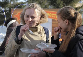 Плов, сбитень, пышки: чем полакомиться на Масленицу в парках Новосибирска