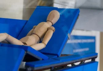 Как оказать помощь человеку при переломе