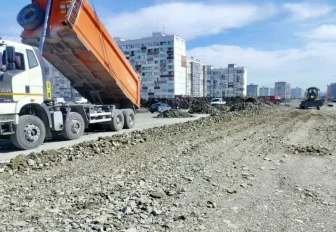 800-метровый участок дороги строят на улице Титова в Новосибирске