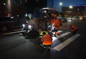 Для разметки дорог в Новосибирске используют новый износостойкий пластик