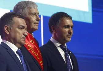 Мэр Кудрявцев вручил свидетельства о присвоении звания почётного жителя