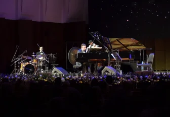 Маэстро шоу «Голос» Жилин привёз новосибирцам джазовый «Фонограф»