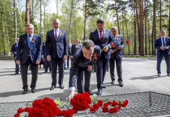 Мэр Кудрявцев возложил цветы к «Раненому воину» в Новосибирске