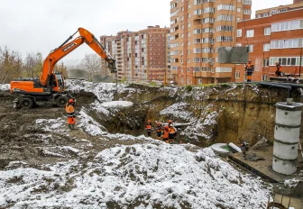 1500 тоннами песка засыпали провал в Горском жилмассиве Новосибирска