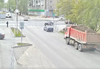 Водитель самосвала оставил на улицах Новосибирска глиняные горы