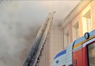 670 человек эвакуировали из горящего колледжа в Новосибирске