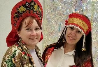 Со всей Сибири приехали фанаты Кадышевой в Новосибирск: фото в кокошниках