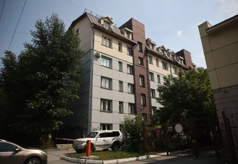 Очень странные дома: как 4-этажки в центре Новосибирска обросли мансардами