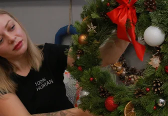 Новогодний венок из еловых веток и шишек: мастер-класс