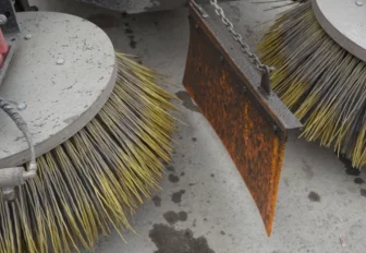 Новые мини-пылесосы приступили к уборке тротуаров Новосибирска