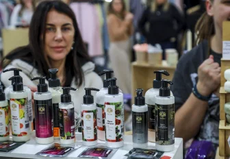 Казахские красавицы моют волосы натуральным шампунем из Сибири