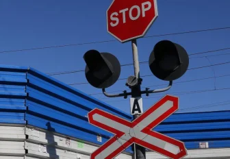 Грузовой поезд врезался в иномарку на переезде в Новосибирской области