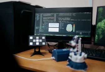 Новосибирские инженеры научили роборуку понимать сигналы мозга