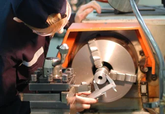 Сложную деталь за 90 минут выпиливают лучшие токари Новосибирска