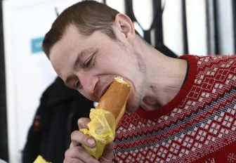 15 парней наелись хот-догов на чемпионате в Новосибирске