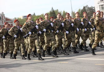 Новосибирск отметил День Победы военным парадом: праздничный фоторепортаж