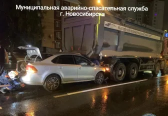 Ночное ДТП на Немировича-Данченко: седан влетел под самосвал (18+)