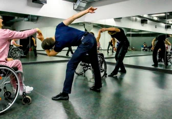 Танцевать на колясках научили новосибирцев педагоги из Санкт-Петербурга