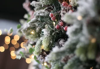 Ёлочка, не гори: как безопасно украсить квартиру гирляндами к Новому году