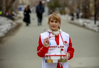 Цветок для героев: серебряные волонтёры раздают значки-гвоздики