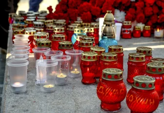 Мэр Кудрявцев возложил цветы у свечей памяти погибшим бойцам СВО