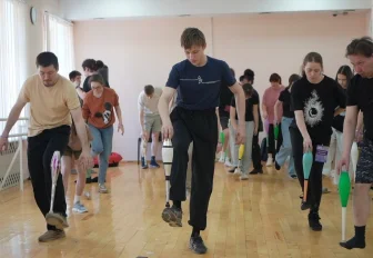 Цирковое искусство с нуля: жонглёры дали мастер-классы в Новосибирске