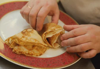 Новосибирский врач рассказала, кому нельзя есть традиционные блины