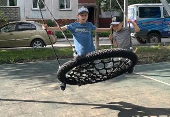 Площадку с качелями и воркаутом открыли во дворе дома на Дуси Ковальчук