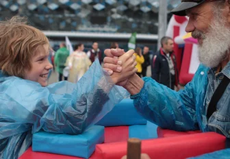 Физкульт-привет: новосибирцы массово занялись спортом у нового ЛДС