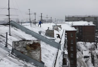 Оcвободить от снега все скатные кровли до конца недели потребовал мэр