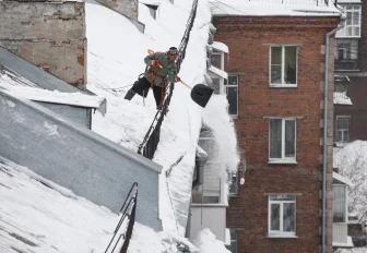Сезон повышенных рисков: в Новосибирске усилили контроль за очисткой крыш