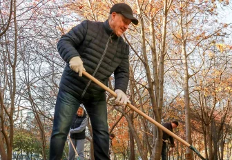 Мэр Локоть собрал опавшую листву в сквере Героев Революции